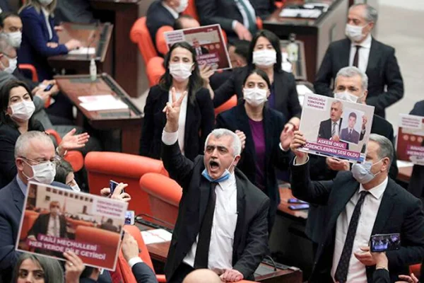 'Berxwedan Jiyan e’ HDP yalnız değildir!
