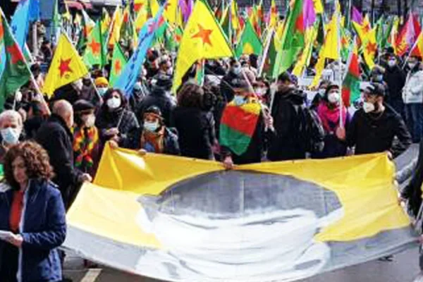 Binler Düsseldorf'da Newroz yürüyüşüne başladı