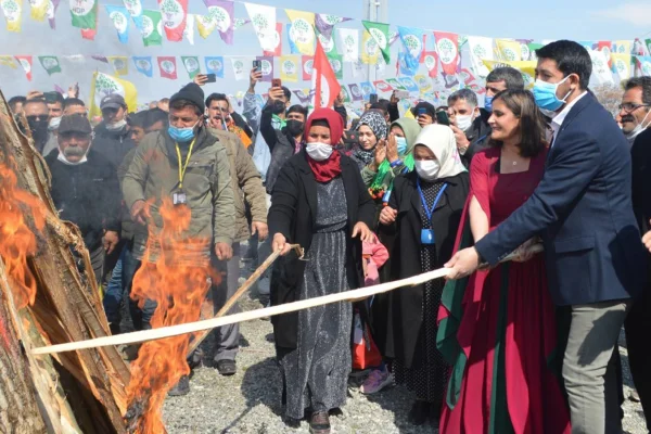 Onbinler Newroz’u kutluyor