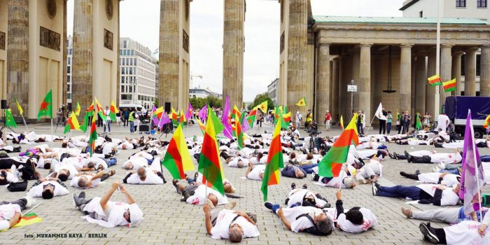 Kürt halkına yönelik katliamlar kefenli eylemle protesto edildi / foto: MUHAMMED KAYA