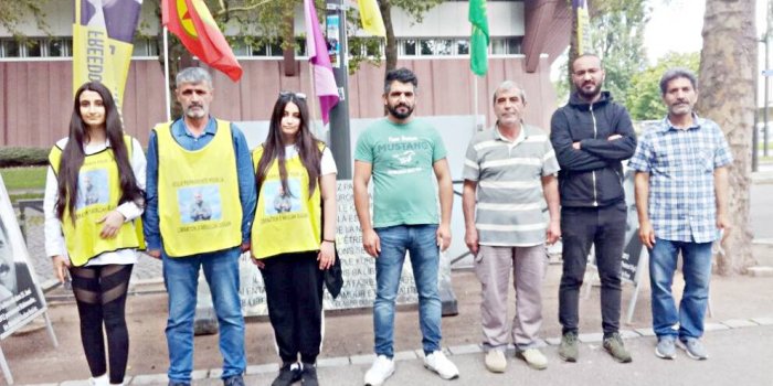 Özçelik ailesi özgürlük nöbetinde