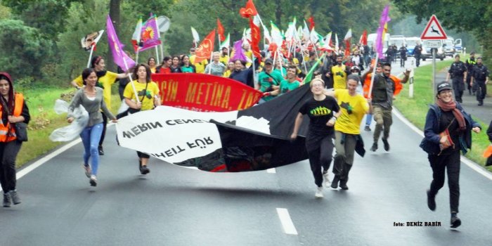 Gençlerin uzun yürüyüşü sürüyor/foto: DENİZ BABİR