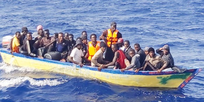 Boğulmaktan kurtarılan göçmenler