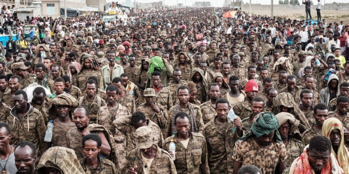 Tigray güçlerinin esir aldığı Etiyopya askerleri, 2 Temmuz’da Tigray bölgesinin başkentindeki Rehabilitasyon Merkezi'ne doğru götürülürken... / Foto: AFP