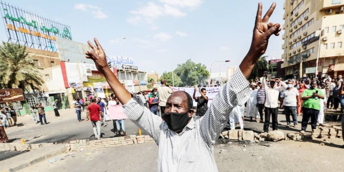 Sudan halkı, darbe yapıldığından beri sokaklarda... foto: AFP