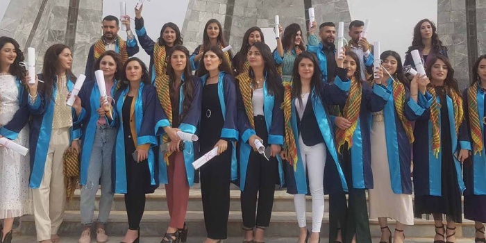 Kobanê Üniversitesi öğrencilerinin mezuniyet sevinci
