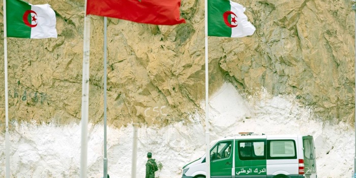 Fas'ın Oujda bölgesindeki sınırda Cezayir sınır muhafızları devriye atıyor. Foto: AFP