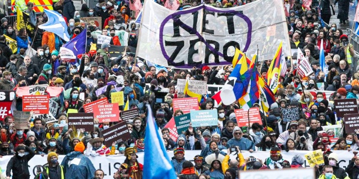 Glasgow'da binlerce kişi küresel ısınmaya karşı sokağa döküldü/ foto: AFP