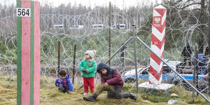 Polonya-Belarus sınırında tutulan mülteciler arasında çok sayıda çocuk var / foto: AFP