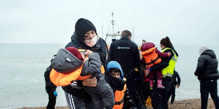 Manş denizini aşmaya çalışan mülteciler/foto: AFP