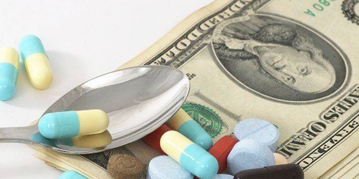 Ekonomik krizin derinleşmesi ve de dövizin yükselişi Fatma ve onun gibi olan birçok hasta için hayati öneme sahip ilaçların Türkiye’ye girmesine engel oluşturmuş.