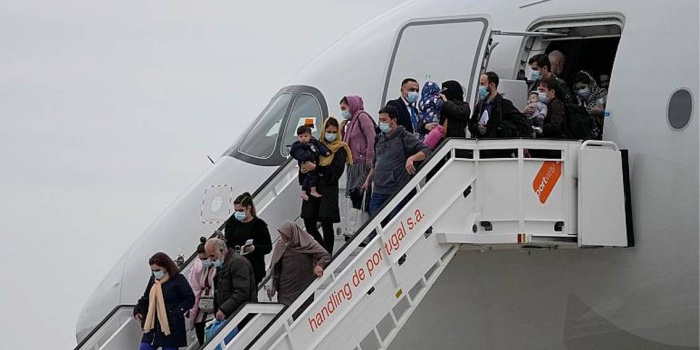 Portekiz'in başkenti Lizbon'daki askeri havaalanına inen Afgan sığınmacılar
