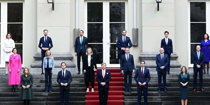 Yeni Bakanlar Kurulu üyeleri sarayın bahçesinde Kral ile toplu fotoğraf çekildi. 