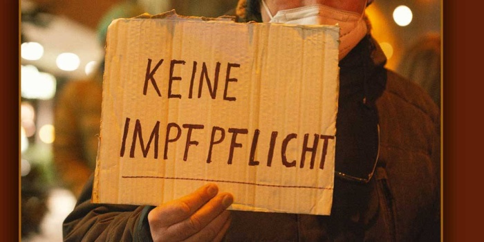 Almanya’daki protestolarda aşı karşıtı pankartlar da açılıyor. 