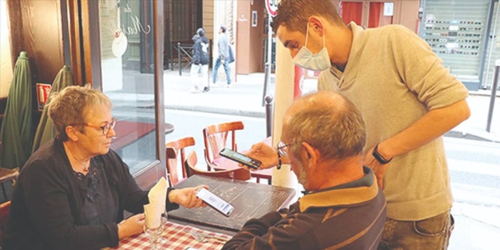 Fransa’da cafe ve restoranlarda aşı kartı kontrolü yapılıyor. 