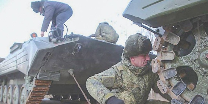 Manevralar için Ukrayna sınırına varan Rus zırhlıları. 