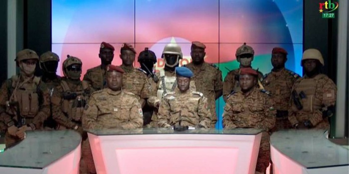 Burkina Faso'da Pazartesi akşamı bir grup asker devlet televizyonu RTB'de darbe bildirisini okudu. 
