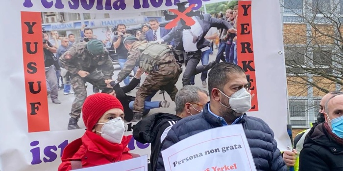 13 Ocak’ta Frankfurt Başkonsluğu önünde toplanan çok sayıda gösterici Yusuf Yerkel’in “Persona non grata/istenmeyen adam” ilan edilmesini istemişti. Foto: Agit Erkendi