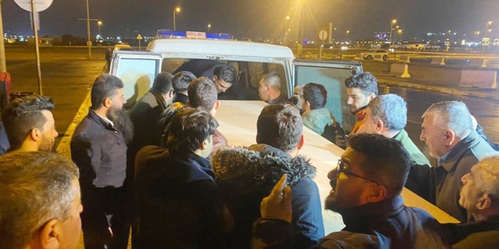 Acılı aileler Hewlêr’deki havalimanında yakınlarının cenazelerini teslim aldı. 