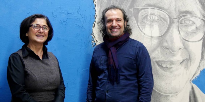 Ressam Ali Zülfikar’ın Hamide Akbayır portresi. Sağ gözlük camında orada yaşadığını göstermek için Köln Katedrali, solda ise özgürlüğün simgesi güvercin yer alıyor. FOTO: BESİME ATASEVER