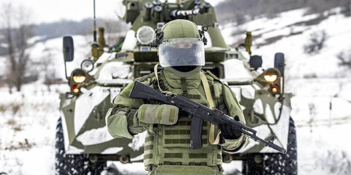 Tatbikat sırasında bir Rus askeri  