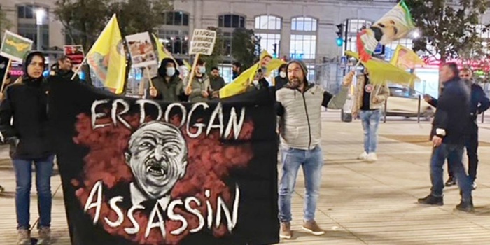 Güney Fransa’nın Toulouse kentinde Türk devletinin eş zamanlı saldırıları “Varız, varolacağız” sloganıyla protesto edildi.