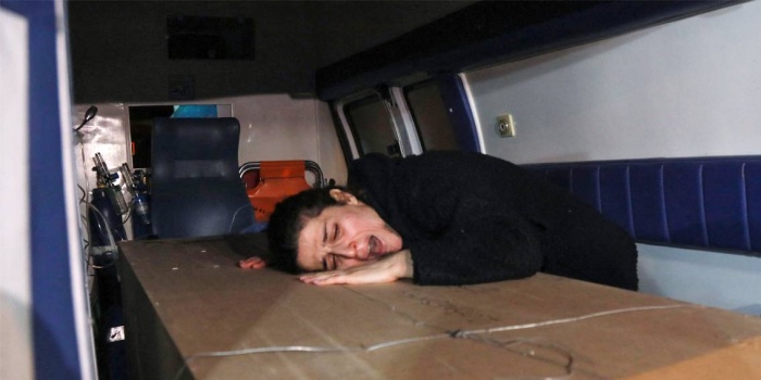 Aileler, Hewlêr’deki havalimanında yakınlarının cenazelerini teslim aldı. Foto: AFP