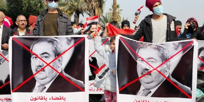 Bağdat’ta sokağa çıkan göstericiler, yolsuzluk yaptığı için yargılanmasını talep ettikleri Zebari’nin cumhurbaşkanlığı makamı yerine hapiste olması gerektiğini söyledi.