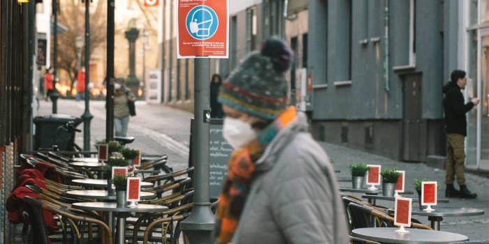 Almanya’da birçok eyalette artık marketler de dahil olmak üzere tüm perakende satış noktalarında FFP2 maske kullanımı zorunlu hale geldi. Foto: AFP