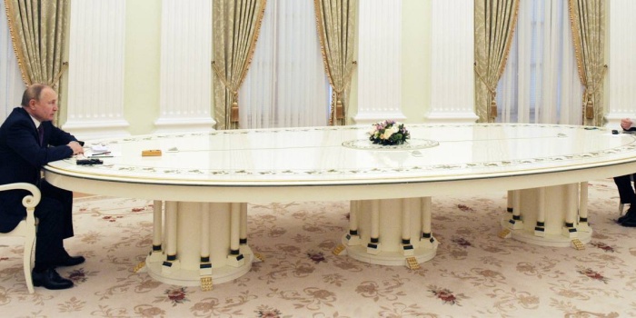 Putin, Scholz ile de Macron’la olduğu gibi 6 metrelik masada bir araya geldi. Scholz’un da Moskova’da PCR testi yapmayı reddettiği belirtildi. 