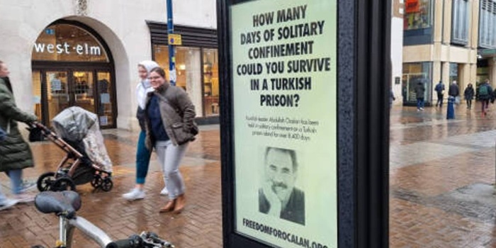 Londra'nın her yanında Öcalan afişleri