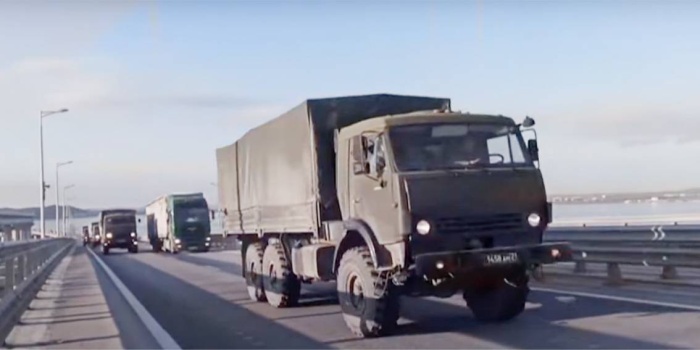 Kırım'daki tatbikatlarını tamamlayan Rus birlikleri Kerç köprüsü üzerinden üslere dönüyor. 