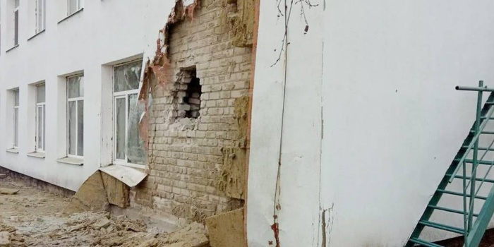 Ukrayna ordusunun topçu ateşi nedeniyle evler ile bir anaokulu da hasar gördü.