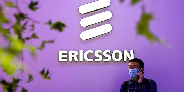 İsveçli teknoloji şirketi Ericsson'ın standı önünde telefonla konuşan bir kişi 