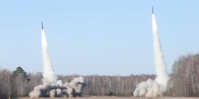 Rusya ve Belarus’un ortak tatbikatlarında askerler, 60 kilometre menzilli füzeleri de deniyor. Foto: AFP