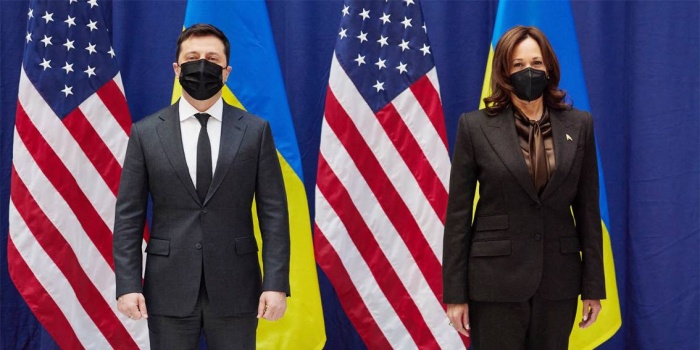 Zelenskiy (solda) zirve sırasında, Biden’ın yardımcısı Harris ile görüştü. Foto: AFP