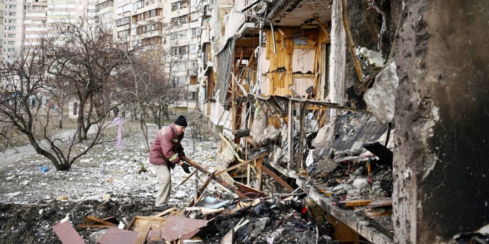Rus saldırılarında başkent Kiev’de sivillere ait binalar da bombalandı. Foto: AFP 