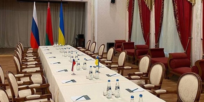 Belarus Dışişleri Bakanlığı, müzakere masanın fotoğraflarını Twitter hesabından paylaştı