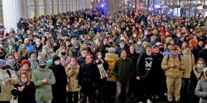 Rusyalı sosyalistler savaşı protesto ediyor