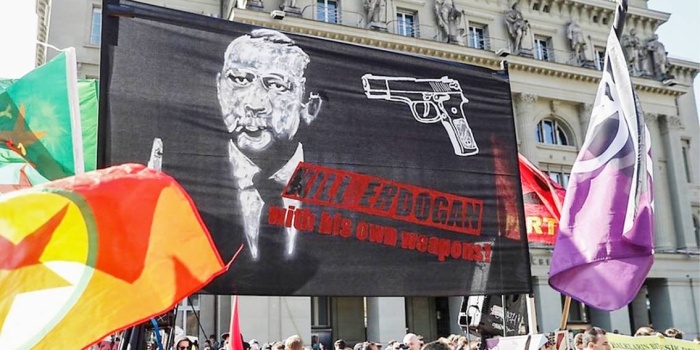 “Erdoğan’ı kendi silahlarıyla öldürün” afişi