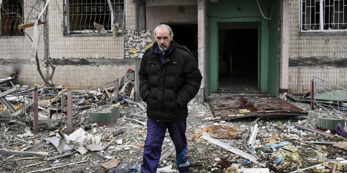 Kiev’de bir konuta top mermisi isabet edince 2 sivil hayatını yitirdi.