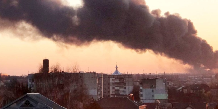 Füzeli saldırı sonrasında Lviv'de kara dumanların yükseldiği görüldü. 