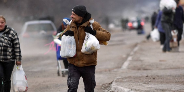 Siviller kuşatma ve ateş altındaki Mariupol’dan kendi imkanlarıyla kaçmaya çalışıyor. Foto: AFP