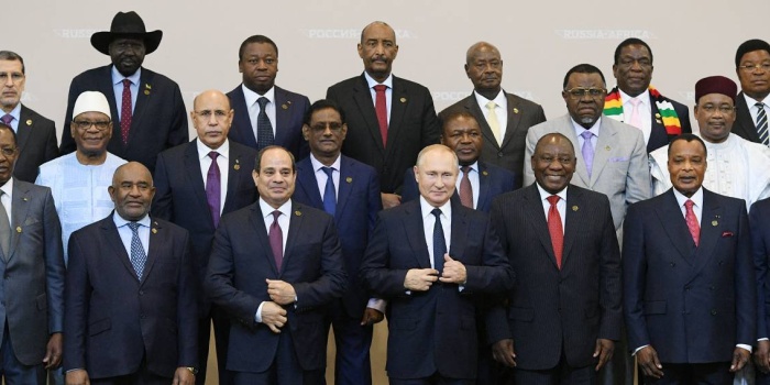 Rusya Devlet Başkanı Vladimir Putin ile Afrika ülkeleri liderleri Soçi’deki Rusya-Afrika zirvesinde aile fotoğrafı için hazırlanırken. 2019 yılında gerçekleştirilen zirvede Rusya ile Afrika ülkeleri arasında çok sayıda anlaşma imzalanmıştı. Foto: AFP