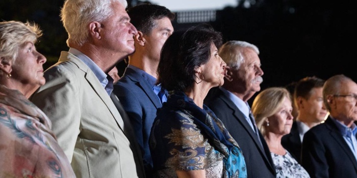 Fotoğrafta DAİŞ çeteleri tarafından katledilen James Folley’in annesi, Kayla Müller’in anne ve babası mahkeme binasının önünde görülüyor. 