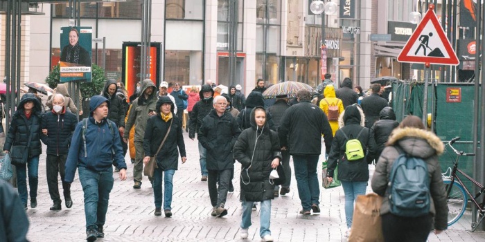 Almanya'nın Covid-19 kısıtlamalarının çoğunu kaldırmasının ardından 4 Nisan 2022'de Köln şehir merkezinde alışveriş yapanların maskesiz gezdiği görülüyor. Foto: AFP