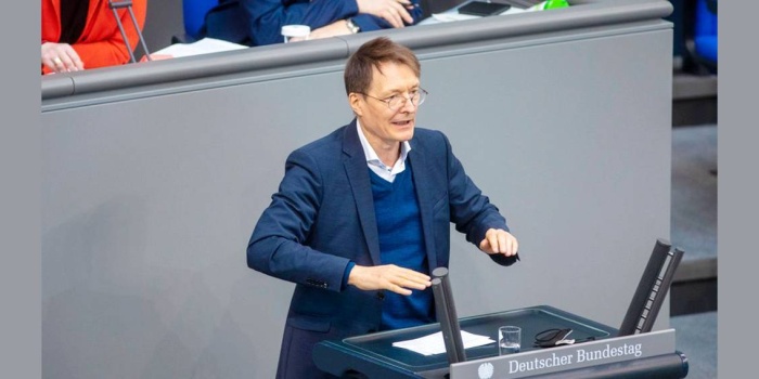 Sağlık Bakanı Lauterbach oylama öncesi kürsüden yaptığı konuşmada milletvekillerinden tasarıya destek vermesini istedi ancak bu çağrısı olumlu yanıt görmedi. 