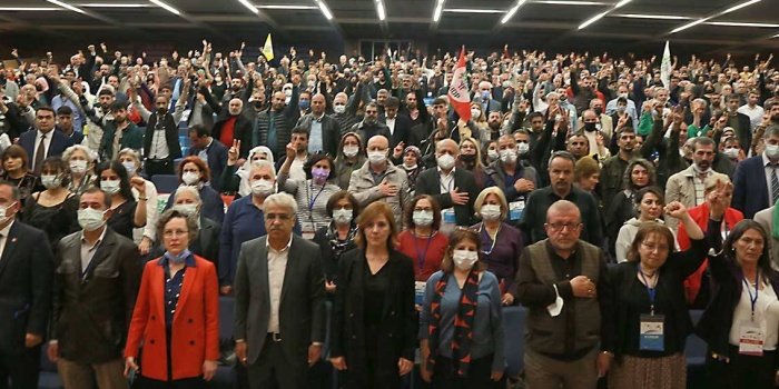 HDP Eşbaşkanı Mithat Sancar, “Ankara, devletin asık suratlı zalim gri rengiyle tanınır ama biz Ankara’yı halkların yer alacağı şehir haline getireceğiz” dedi.