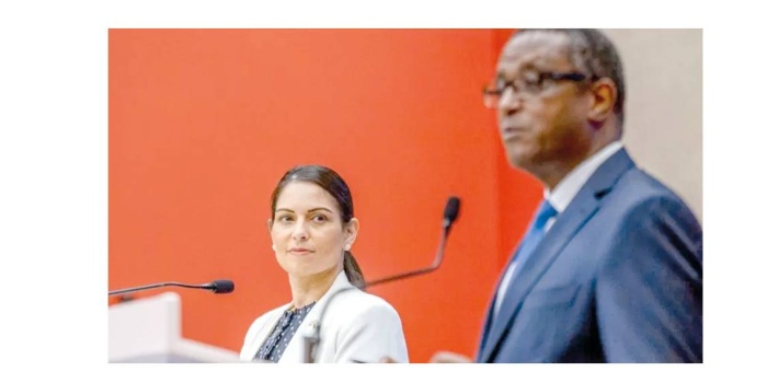 İngiltere İçişleri Bakanı Priti Patel (solda) ve Ruanda Dışişleri Bakanı Vincent Biruta (sağda). 