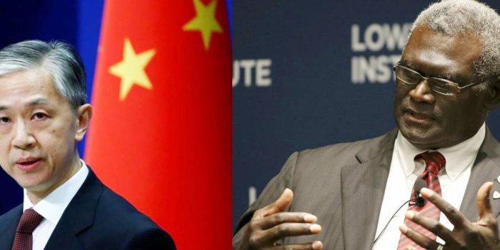 (solda) Wang Wenbin  (sağda) Manasseh Damukana Sogavare